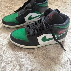 Jordan 1 mid green toe